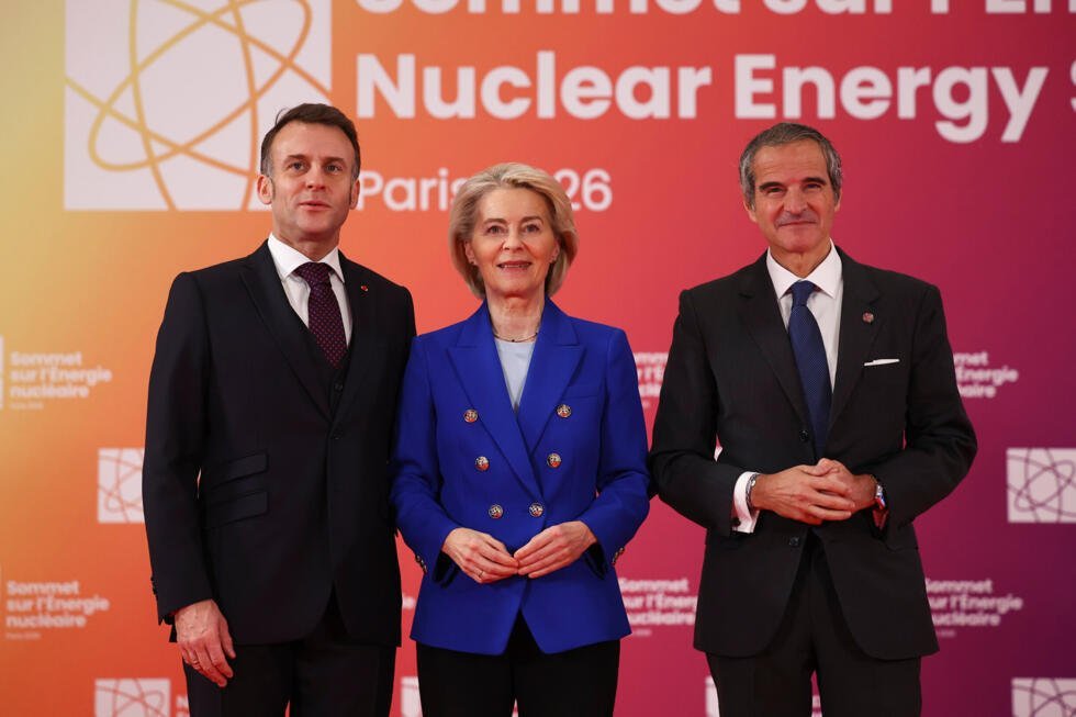 El presidente francés, Emmanuel Macron, la presidenta de la Comisión Europea, Ursula von der Leyen, y Rafael Grossi, director general del Organismo Internacional de Energía Atómica (OIEA), asisten a la Cumbre de Energía Nuclear del OIEA, en París, el martes 10 de marzo de 2026.