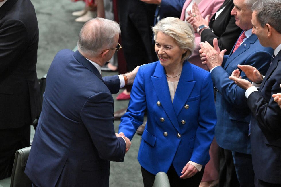 El primer ministro de Australia, Anthony Albanese, saluda a la presidenta de la Comisión Europea, Ursula von der Leyen, a su llegada a la Cámara de Representantes antes de su discurso en el Parlamento en Canberra, Australia, el 24 de marzo de 2026.