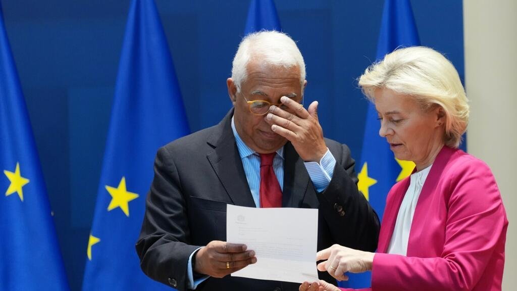 El presidente del Consejo Europeo, Antonio Costa, a la derecha, revisa un documento con la presidenta de la Comisión Europea, Ursula von der Leyen, antes de una reunión en el edificio del Consejo Europeo en Bruselas, el martes 3 de marzo de 2026.