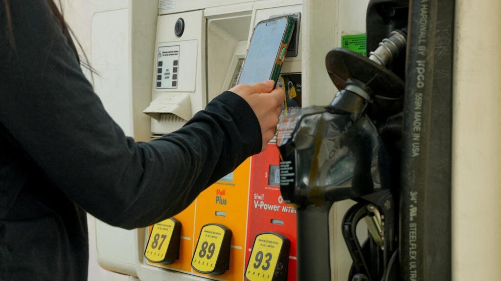 Archivo: una mujer paga gasolina en una gasolinera Shell mientras el precio del petróleo y el gas se dispara en medio del conflicto entre Estados Unidos e Israel con Irán, en Washington, D.C., EE. UU., el 5 de marzo de 2026.