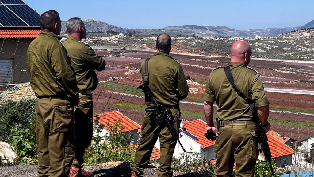 Des soldats israéliens regardent vers le Liban près de la frontière israélo-libanaise dans le nord d'Israël, le 5 mars 2026.