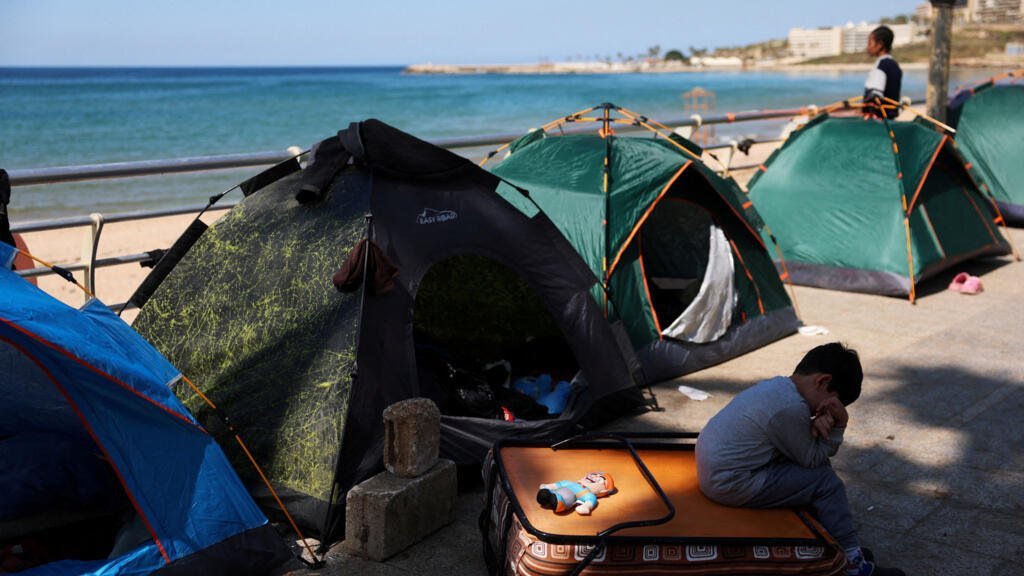Un niño desplazado se sienta en una calle donde su familia ha estado viviendo a lo largo de la Corniche, luego de una escalada entre Hezbolá e Israel en medio del conflicto entre Estados Unidos e Israel con Irán, en Beirut, Líbano, el 11 de marzo de 2026.
