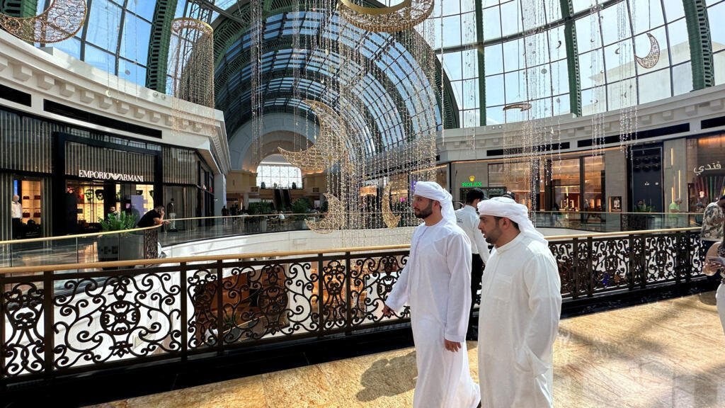 FOTO DE ARCHIVO: Personas hacen compras antes del mes sagrado del Ramadán en un centro comercial en Dubái, Emiratos Árabes Unidos, el 22 de marzo de 2023.