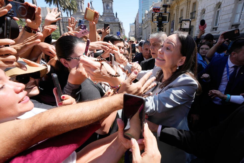 La líder opositora venezolana María Corina Machado recibe a sus simpatizantes fuera del Palacio Municipal tras una ceremonia en la que recibió las llaves de la ciudad en Santiago de Chile. 12 de marzo de 2026.
