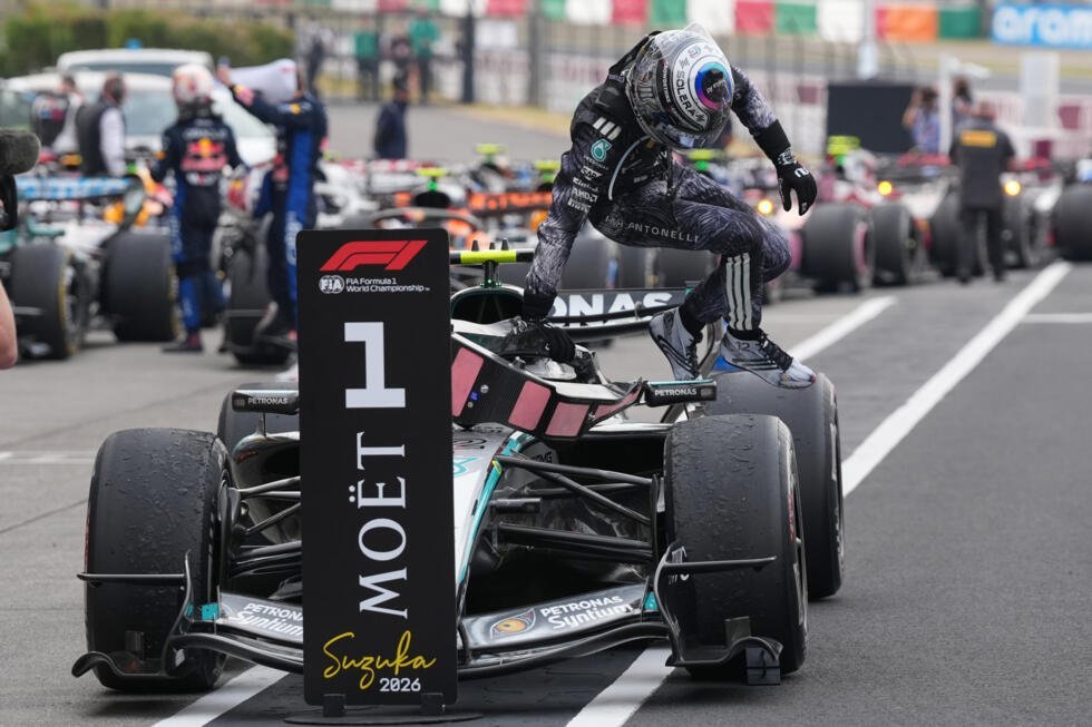 El piloto italiano de Mercedes Kimi Antonelli salta de su coche tras ganar el Gran Premio de Fórmula 1 de Japón en Suzuka, en el centro de Japón, el domingo 29 de marzo de 2026.