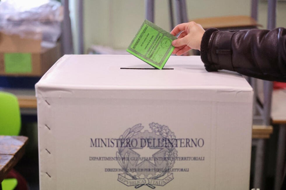 Una persona vota durante un referéndum sobre las reformas al sistema judicial italiano en Roma, Italia, el 22 de marzo de 2026.
