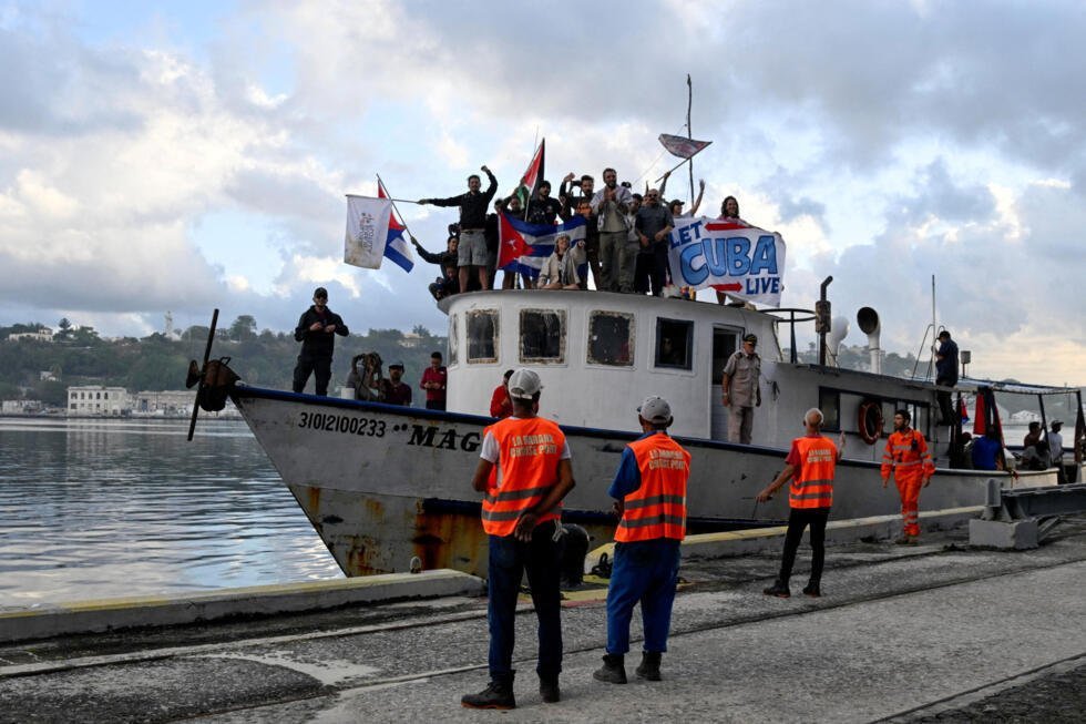 Archivo: un barco con activistas y miembros de una flotilla procedente de México que transporta ayuda humanitaria llega a la bahía de La Habana, en medio de un bloqueo petrolero estadounidense que ha asestado un duro golpe a la ya precaria infraestructura energética de la isla. La Habana, Cuba, 24 de marzo de 2026.