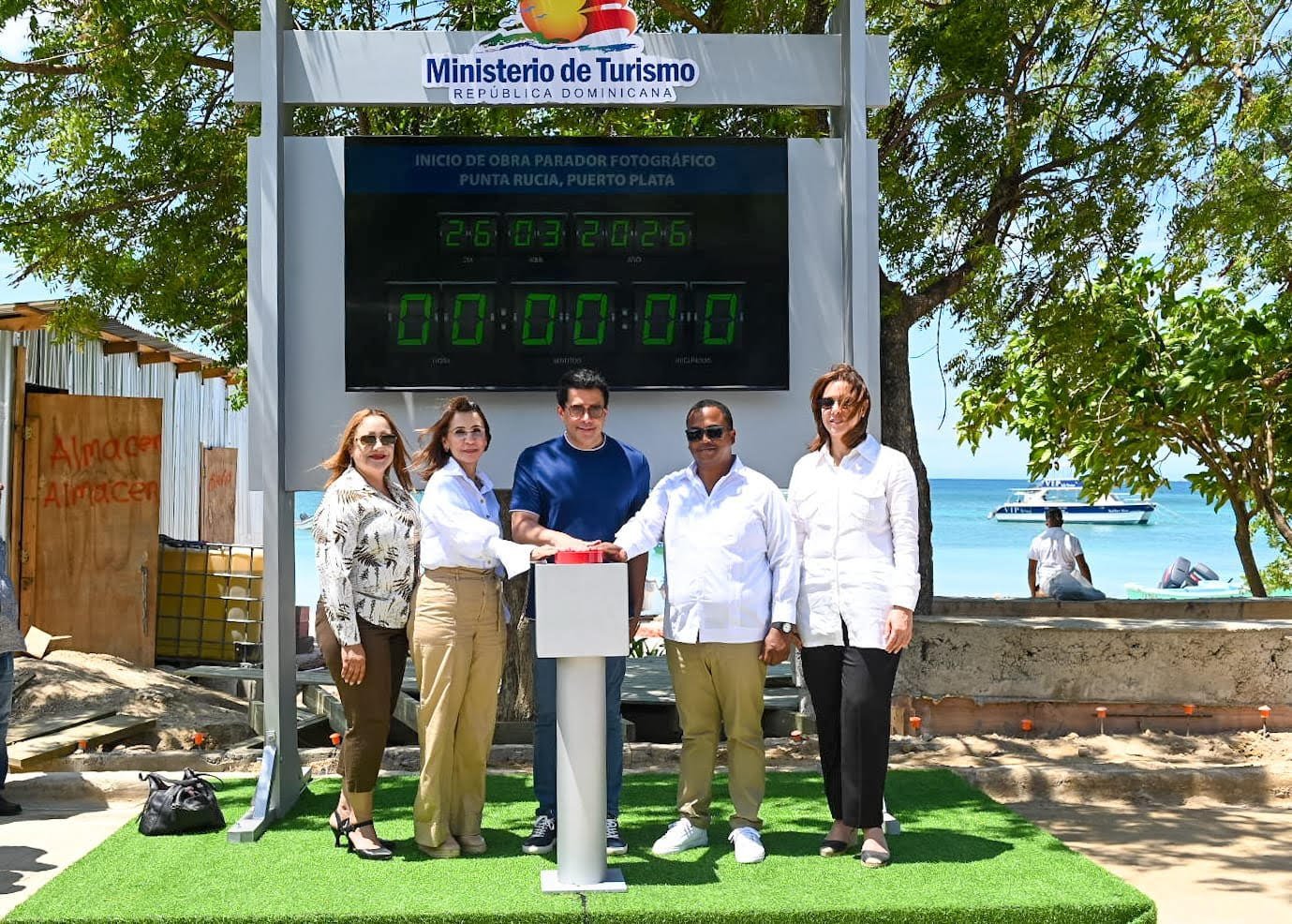 Ministro David Collado deja iniciada obra playa Punta Rucia imagen