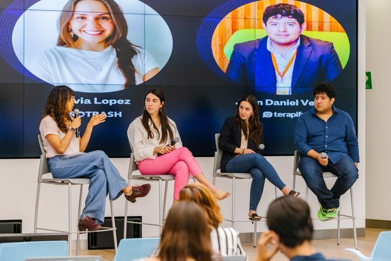 Naomi León (Advocacy Engagement Sr. Associate Endeavor México), Ileana Jaime (Marketing Lead YEMA , Yuvia López (Consejera Independiente / Fundadora de Protrash), Juan Daniel Vélez (Co-founder & CEO Terapify)