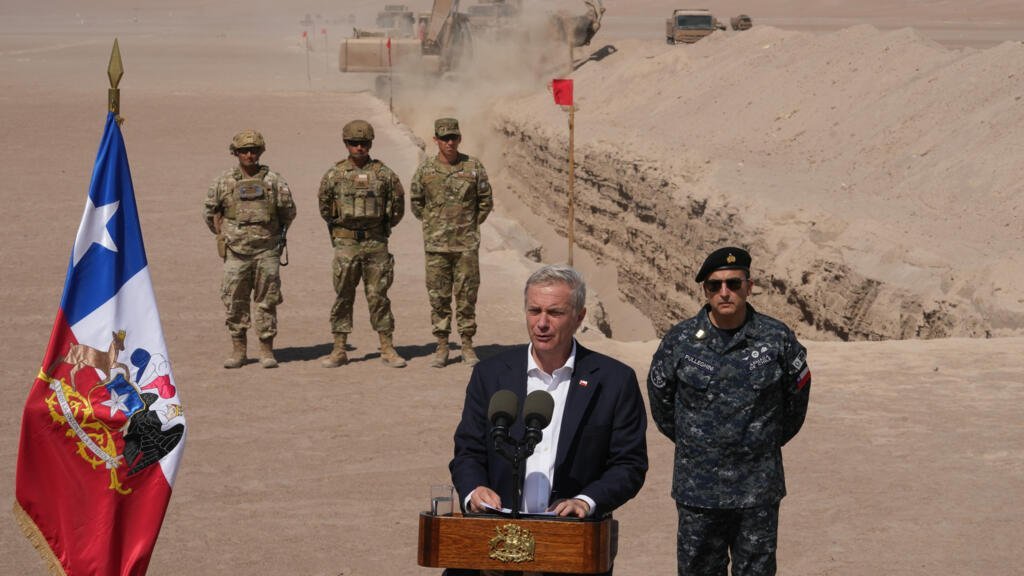 El presidente chileno José Antonio Kast ofrece una rueda de prensa en una excavación de máquinas, como parte de las medidas para disuadir la migración irregular, a lo largo de la frontera norte en el paso fronterizo de Chacalluta, en Arica, Chile, el 16 de marzo de 2026.