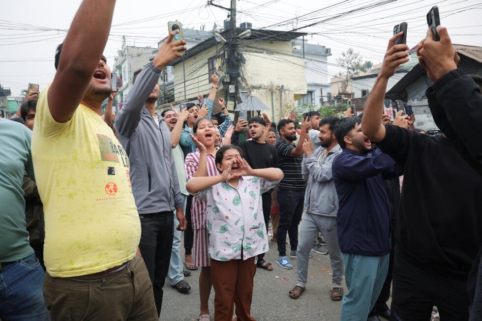 Los simpatizantes del Partido Rastriya Swatantra (RSP) celebran después de que los funcionarios electorales anunciaran que Balendra Shah, rapero convertido en político y candidato a primer ministro por el RSP, iba en cabeza, frente a un centro de recuento en Damak, distrito de Jhapa, Nepal, el 7 de marzo de 2026.