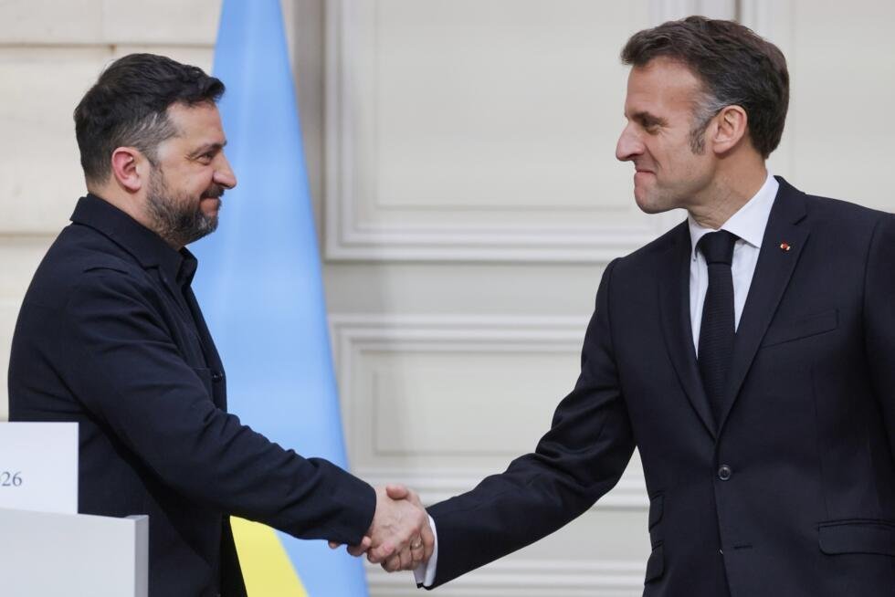 El presidente ucraniano, Volodimir Zelenski (izq.), saluda a su homólogo francés, Emmanuel Macron, en una rueda de prensa en París, el 13 de marzo de 2026