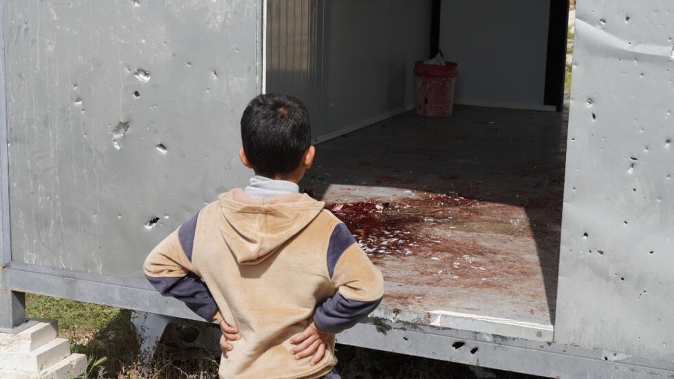 Un niño observa el salón-caravana de Sahera Masalma, una de las cuatro palestinas muertas por un misil de racimo iraní.