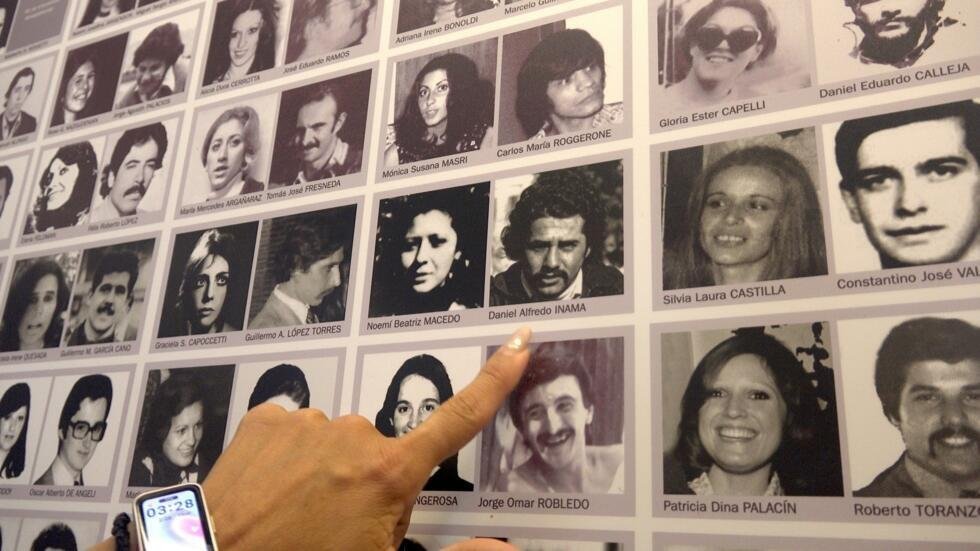 María Paula Inama Macedo señala a sus padres, desaparecidos por la dictadura argentina.