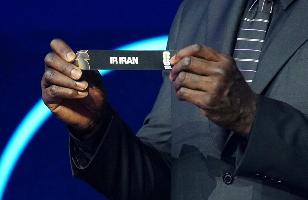 Imagen de archivo que muestra el momento en que la papeleta de Irán sale del bombo durante el sorteo del Mundial de 2026. Washington DC, 5 de diciembre de 2025.