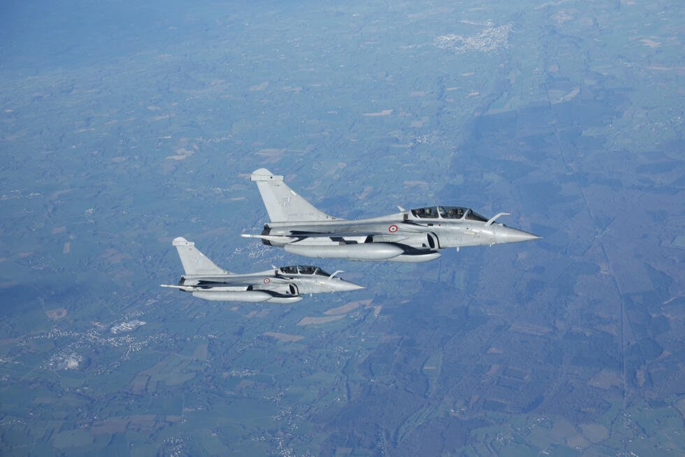 Aviones Rafale siguen a un avión de reabastecimiento MRTT durante una operación aérea momentos antes de la llegada del presidente francés Emmanuel Macron a la base naval de submarinos nucleares Ile Longue en Crozon, Francia, el 2 de marzo de 2026.