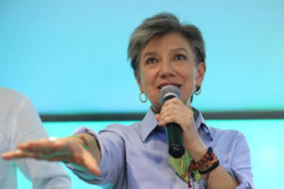 La exalcaldesa de Bogotá, Claudia López, pronuncia un discurso ante sus electores, tras conocer los resultados de las consultas interpartidistas este domingo, en Bogotá, Colombia.