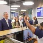 Presidente Abinader recibe la nueva licencia de conducir