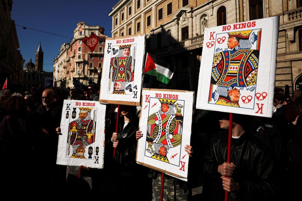 Manifestantes sostienen pancartas con motivos de naipes durante una manifestación nacional bajo el lema 'No Kings', que forma parte de una movilización internacional coordinada, en un contexto de crecientes tensiones políticas y tras el reciente revés sufrido por la primera ministra Giorgia Meloni en el referéndum, en Roma, Italia, el 28 de marzo de 2026.