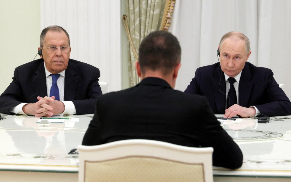 El presidente ruso, Vladímir Putin, y el ministro de Relaciones Exteriores, Serguéi Lavrov, asisten a una reunión con el ministro de Relaciones Exteriores de Hungría, Péter Szijjártó, en Moscú (Rusia), el 4 de marzo de 2026.