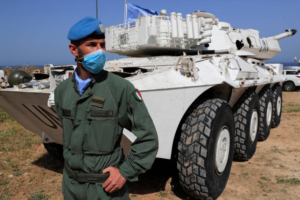Un soldado italiano de las fuerzas de paz de la ONU monta guardia en una carretera que conecta con una base de la Fuerza Provisional de las Naciones Unidas en el Líbano (UNIFIL), en la ciudad de Naqoura, Líbano, el 4 de mayo de 2021.