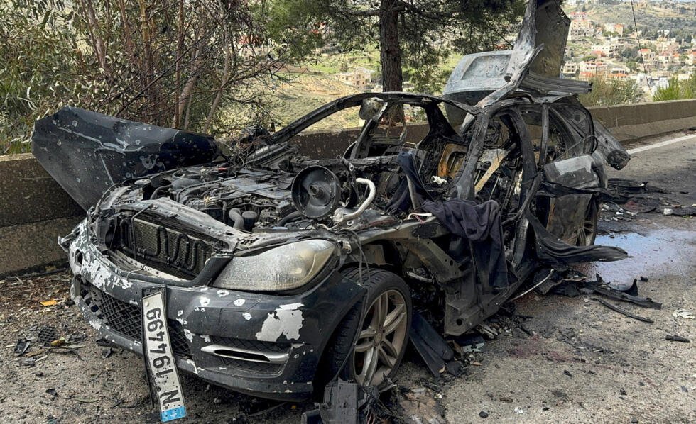 El coche destrozado de los periodistas libaneses Fátima Ftouni, reportera de Al Mayadeen, y el cámara Mohammed Ftouni, así como del reportero de Al Manar, Ali Shoeib, que murieron en un ataque selectivo israelí, en medio de la escalada de hostilidades entre Israel y Hezbolá, en Jezzine, en el sur del Líbano, el 28 de marzo de 2026.