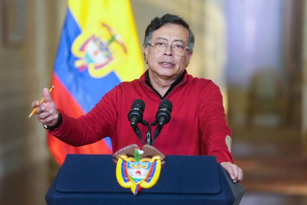 Fotografía cedida por la Presidencia de Colombia que muestra al mandatario colombiano, Gustavo Petro, hablando durante una alocución televisada este domingo 15 de febrero en Bogotá (Colombia).