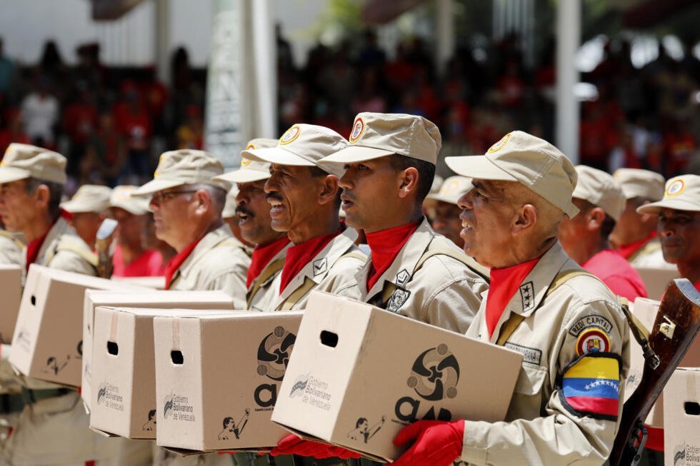 Imagen de archivo que muestra a Miembros de la Milicia Nacional Bolivariana marchan sosteniendo cajas de alimentos distribuidos bajo el programa gubernamental "CLAP". Caracas, 5 de julio de 2019.