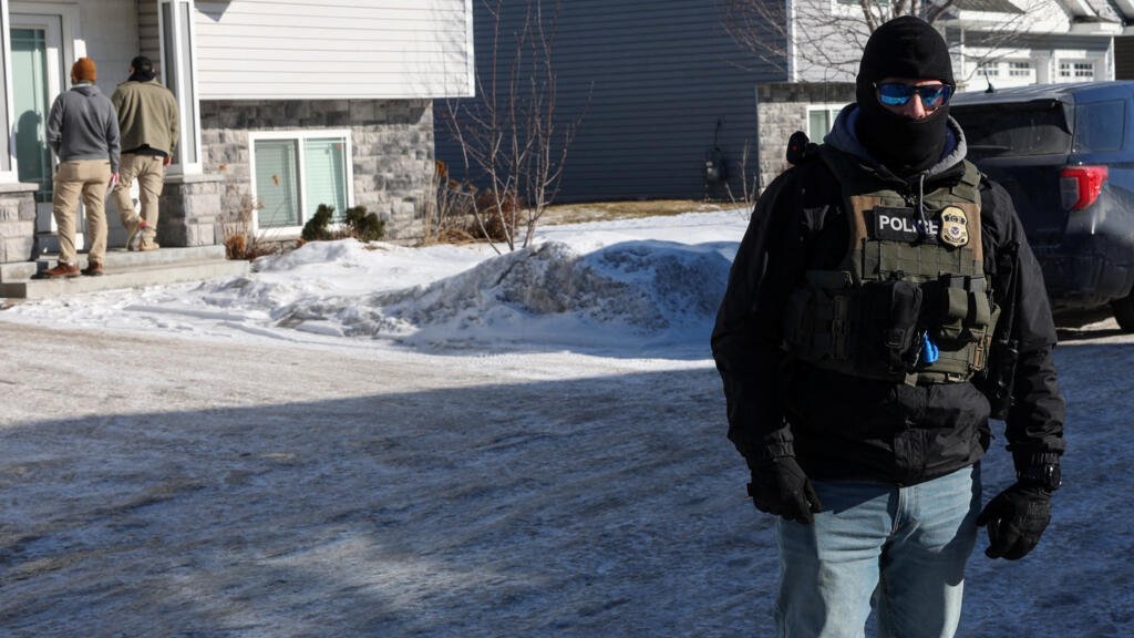 Agentes federales del Servicio de Inmigración y Control de Aduanas de Estados Unidos (ICE) realizan un operativo de control migratorio en Pine Grove, Minnesota, EE. UU., el 28 de enero de 2026.