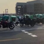 Repartidores de Dubai continúan trabajando aún bajo ataques iraníes