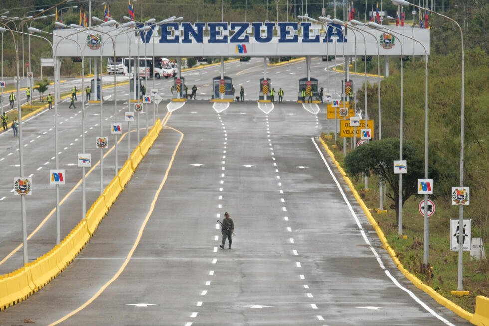 Un soldado camina frente al Puente Internacional Tienditas, en San Antonio, estado Táchira, Venezuela, el domingo 1 de enero de 2023