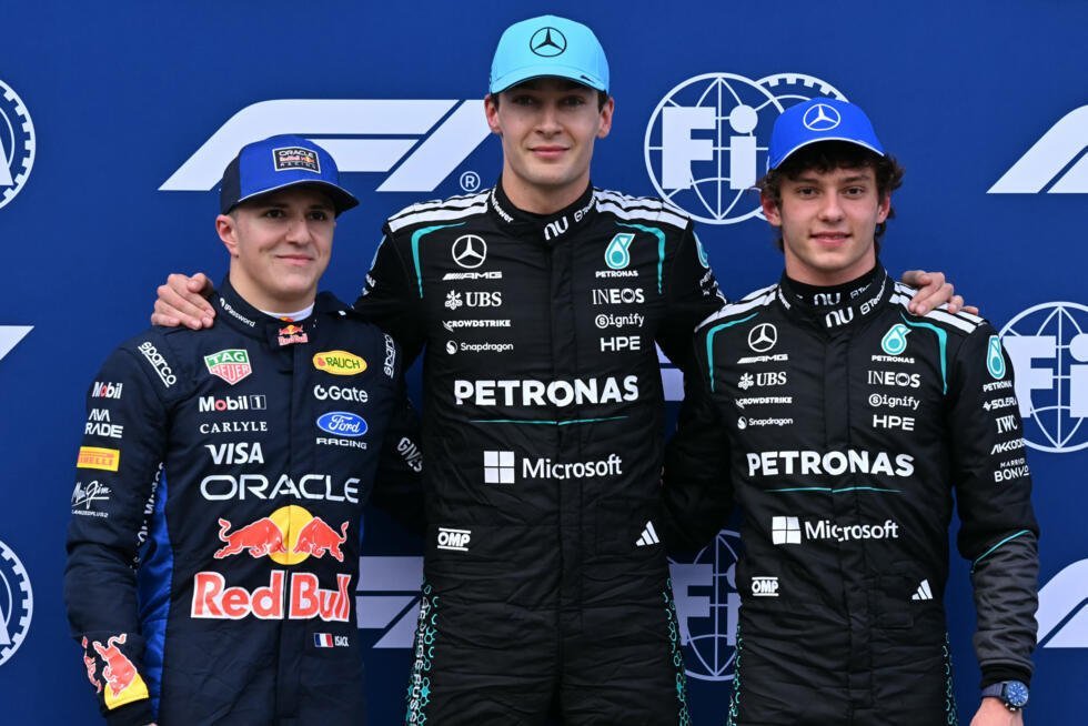 El británico George Russell (centro) celebra su pole position en el GP de Australia junto a su compañero en Mercedes Andrea Kimi Antonelli (derecha) e Isack Hadjar (Red Bull), en el circuito Albert Park de Melbourne el 7 de marzo de 2026