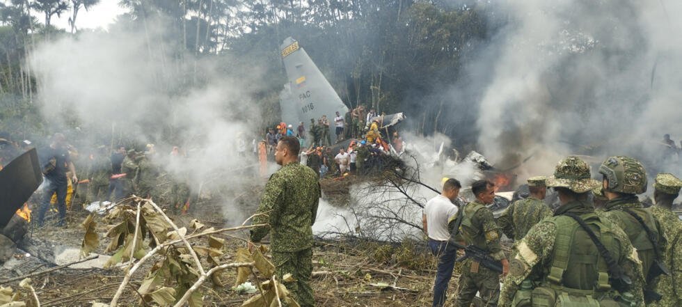 Miembros del ejército se reúnen en el lugar del accidente de un avión militar colombiano en Puerto Leguizamo, Putumayo, Colombia, el 23 de marzo de 2026.