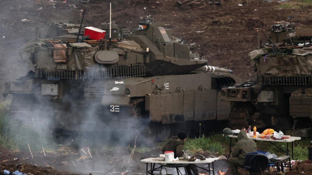 Soldados y vehículos militares israelíes en el lado israelí de la frontera entre Israel y Líbano, en medio de la escalada de tensiones entre Hezbolá e Israel y del conflicto entre Estados Unidos e Israel con Irán, en el norte de Israel, el 15 de marzo de 2026.