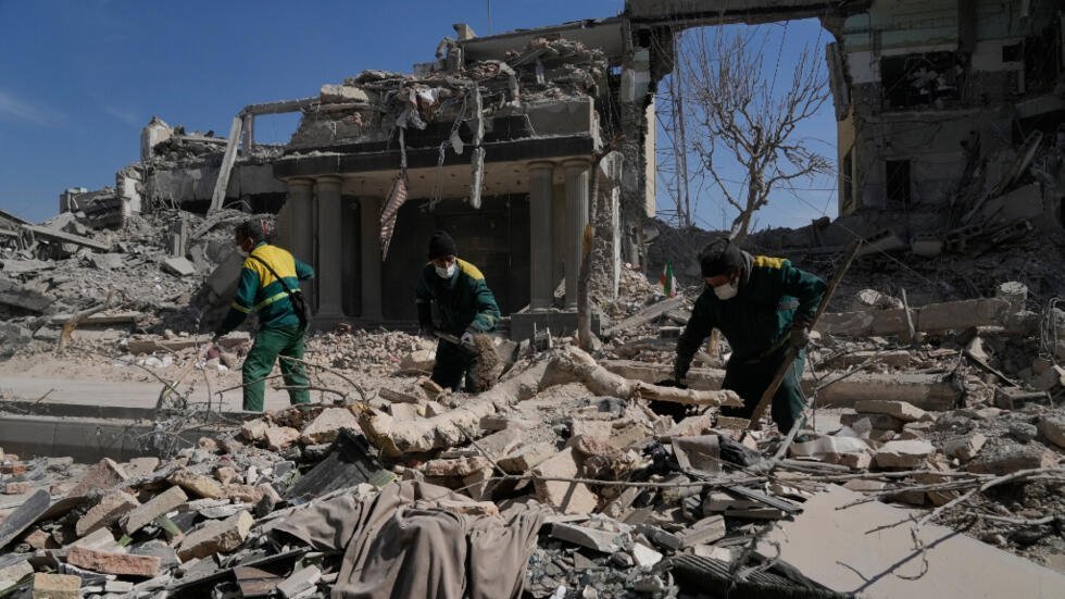 Trabajadores retiran los escombros de una instalación policial atacada durante la campaña militar estadounidense-israelí en Teherán, Irán, el 4 de marzo de 2026.
