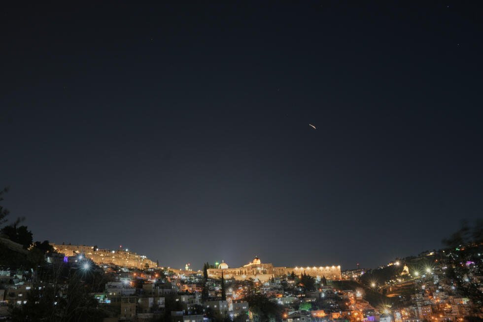 Se observan rastros de la interceptación de un misil de defensa aérea sobre la Ciudad Vieja de Jerusalén, el sábado 28 de febrero de 2026.