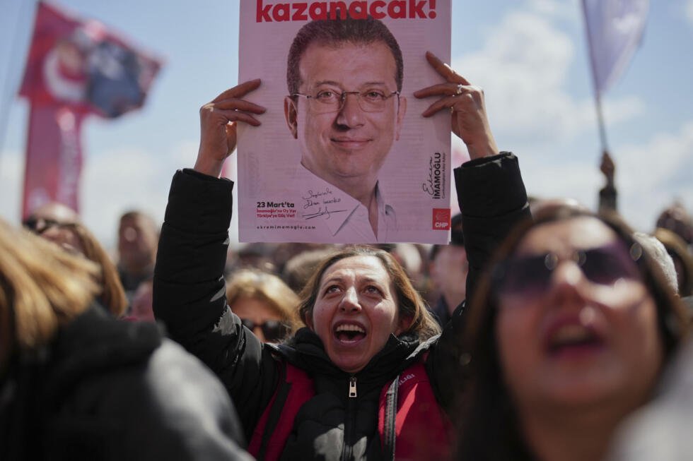 Simpatizantes sostienen fotos del alcalde suspendido de Estambul, Ekrem Imamoglu, frente a la prisión de Silivri, al oeste de Estambul, Turquía, el 11 de abril de 2025.