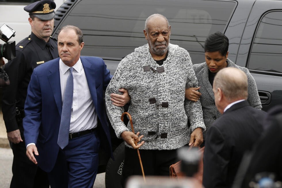 Bill Cosby llega al juzgado para enfrentarse a un cargo por delito grave de agresión sexual con agravantes, en Elkins Park, Pensilvania, el 30 de diciembre de 2015.