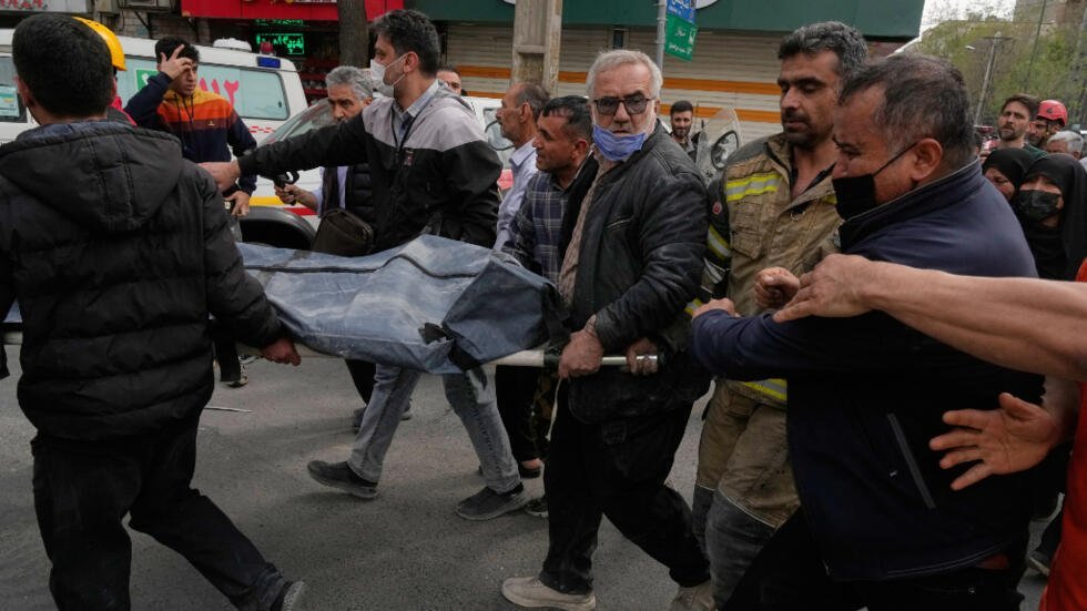 El cuerpo de una víctima es trasladado tras un ataque conjunto entre Estados Unidos e Israel en Teherán, el 27 de marzo de 2026.