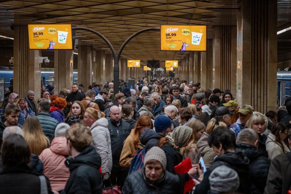 La gente espera a que termine el ataque aéreo ruso para subir al metro que cruza el río Dniéper, ya que los puentes están cerrados debido a las alertas de ataque aéreo en Kiev, Ucrania, el lunes 16 de marzo de 2026.