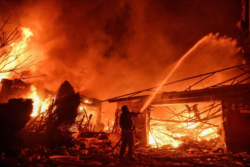 Un bombero trabaja en el lugar donde se encontraban los edificios alcanzados por un ataque de dron ruso, en medio del ataque de Rusia contra Ucrania, en Zaporiyia, Ucrania, el 16 de marzo de 2026.