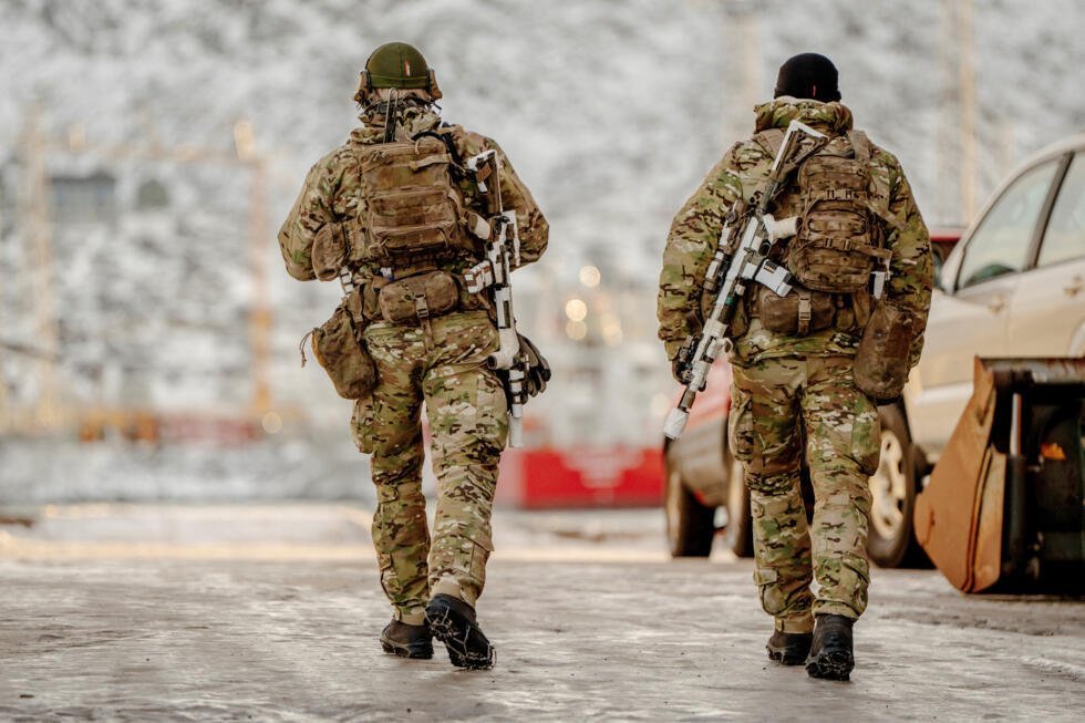 Archivo: soldados custodian el puerto de Nuuk, Groenlandia, 25 de enero de 2026.