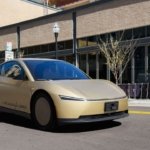Tesla admite que a veces hay humanos manejando sus robotaxis a distancia