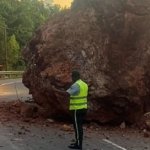 Cae enorme roca y bloquea tramo en Autovía del Nordeste