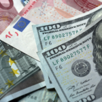 Dólar bajó 16 cts. y euro subió; eran vendidos $59.94 y $72.76